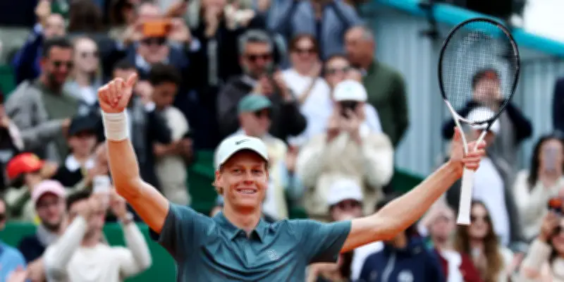 Jannik Sinner triomphe d'Alcaraz à Monte-Carlo et retrouve la première place mondiale