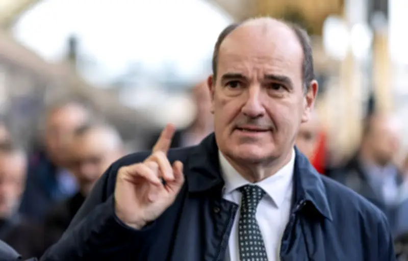 Jean Castex sert des plateaux-repas dans un TGV retardé de 4h30