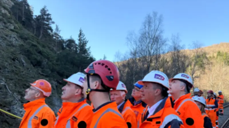 Jean Castex visite un chantier de sécurisation de la ligne ferroviaire des Cévennes en Lozère