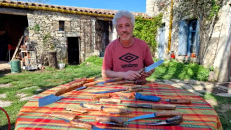 Jean-Christophe Vinsonneau, forgeron d'art dans l'Hérault, façonne des couteaux uniques
