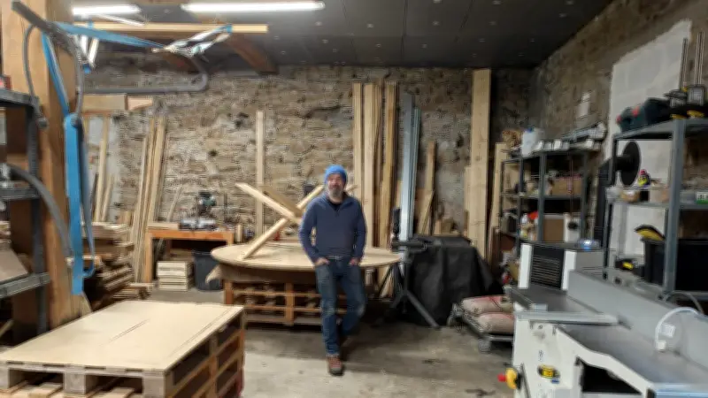 Jean-Luc Pons réenchante l’avenue Foch de Langogne avec son atelier de bois