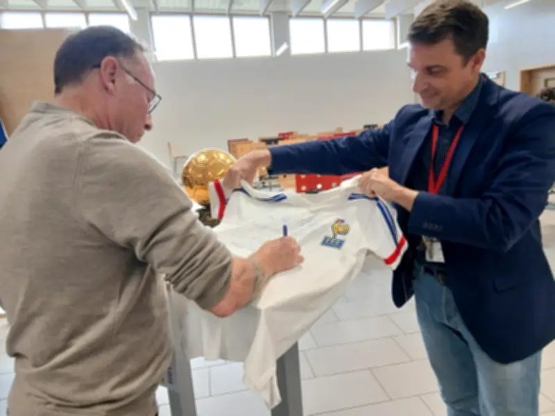 Jean-Pierre Papin, Ballon d'Or 1991, partage son parcours et son engagement avec des collégiens bordelais