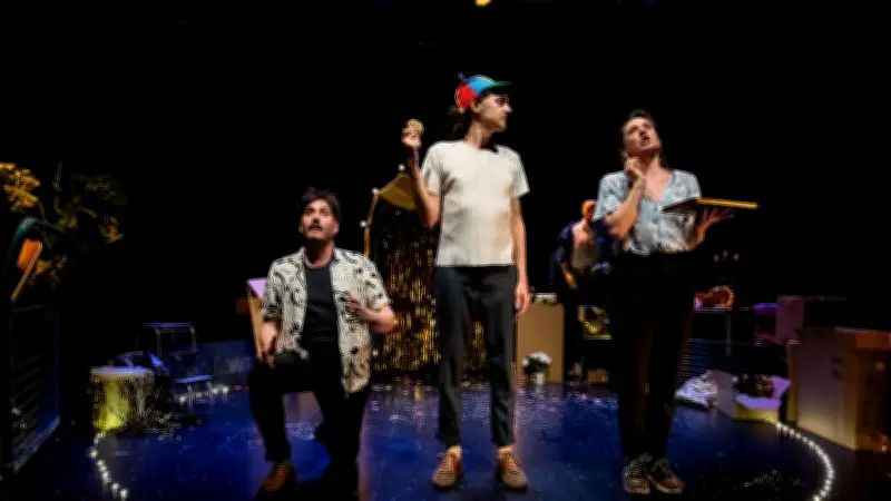 Jeff Bezos satirisé au théâtre de Millau : une farce grinçante sur l'empire Amazon