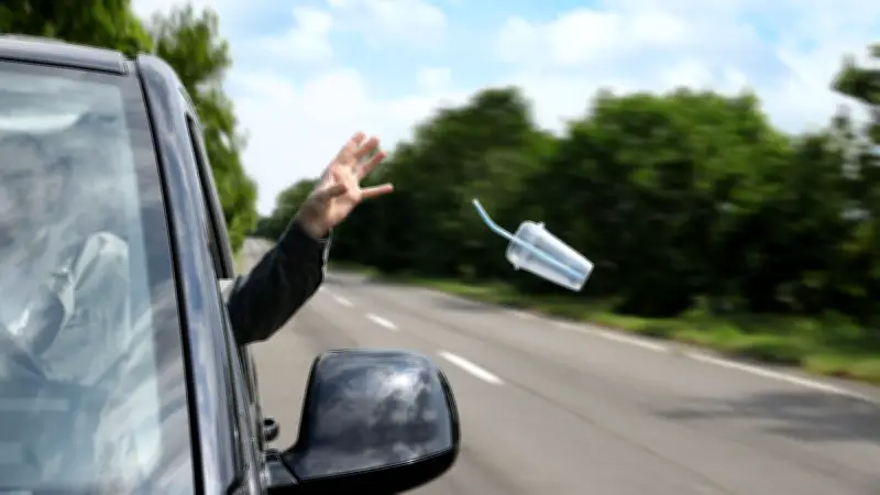 Jeter ses déchets par la fenêtre de sa voiture : une amende de 1 500 € et la fourrière vous guettent