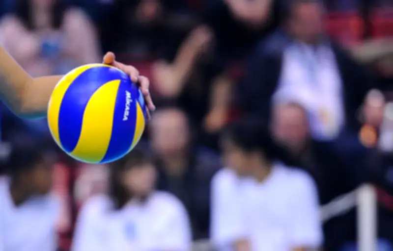 Jordan Lucas, volleyeur américain, répond avec humour aux insultes homophobes