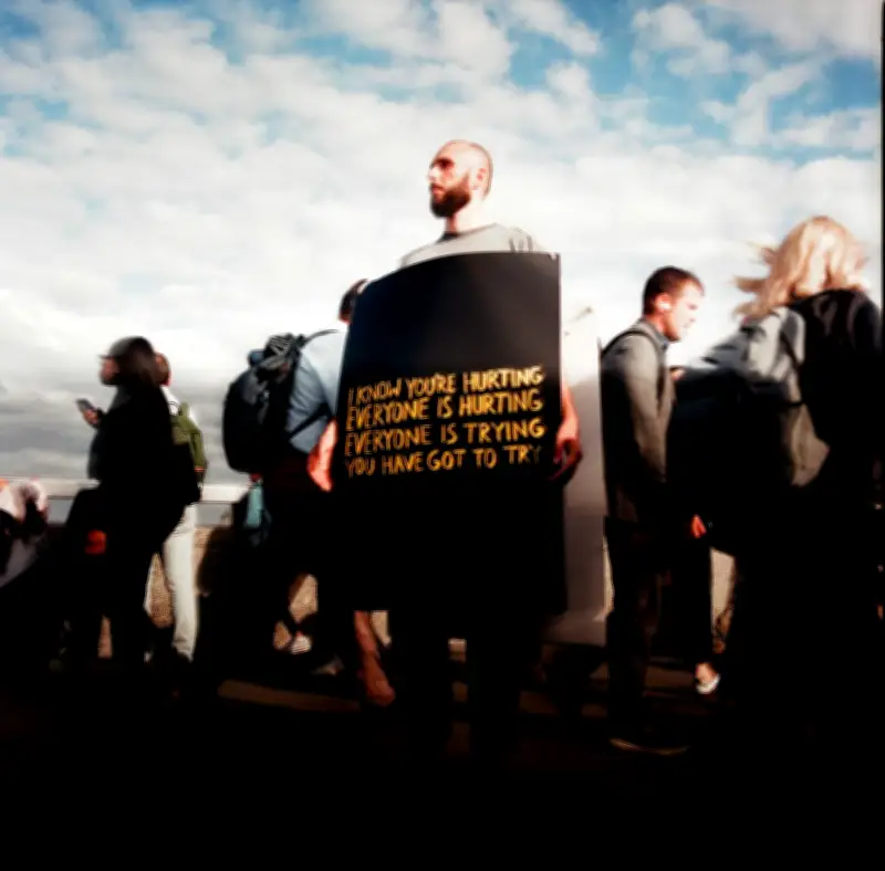 Joshua Idehen : l'ambivalence entre l'espoir et la réalité dans la musique contemporaine