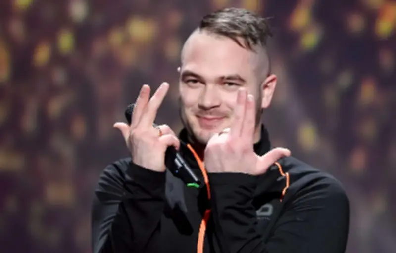 Jul annonce son 37e album « Oubliez-moi » pour le 15 mai, avant ses concerts au Stade de France