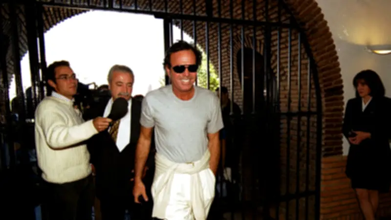 Julio Iglesias nie en bloc les accusations d'agressions sexuelles