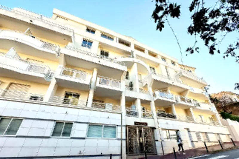 Justice française refuse la saisie des biens des propriétaires du bar Constellation