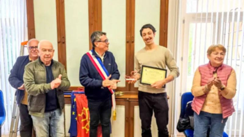 Karim Schlingler reçoit le diplôme du bénévolat pour son engagement associatif à Sérignan