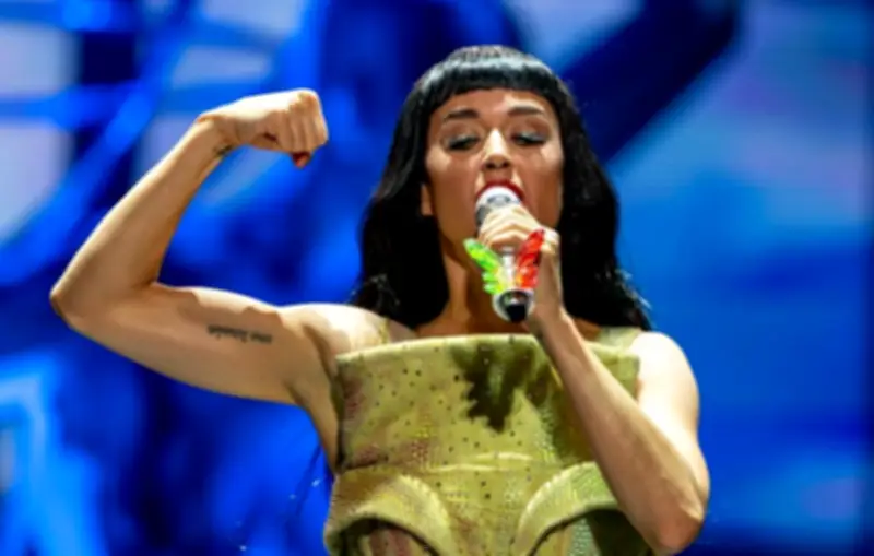 Katy Perry invoque la chance à Rome en trempant sa carte bancaire dans la fontaine de Trevi