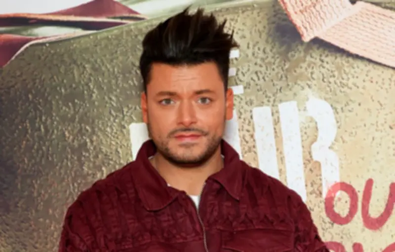 Kev Adams raconte son rencard lunaire avec Iris Mittenaere sous surveillance