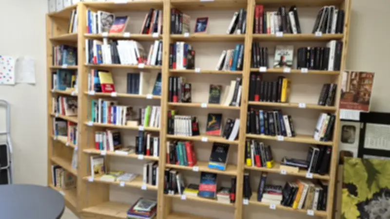 La bibliothèque de l'association À Deaux mi no réaménagée et enrichie