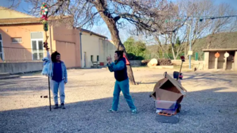 La compagnie Les Toiles cirées présente Mammouth, un spectacle jeune public en déambulation