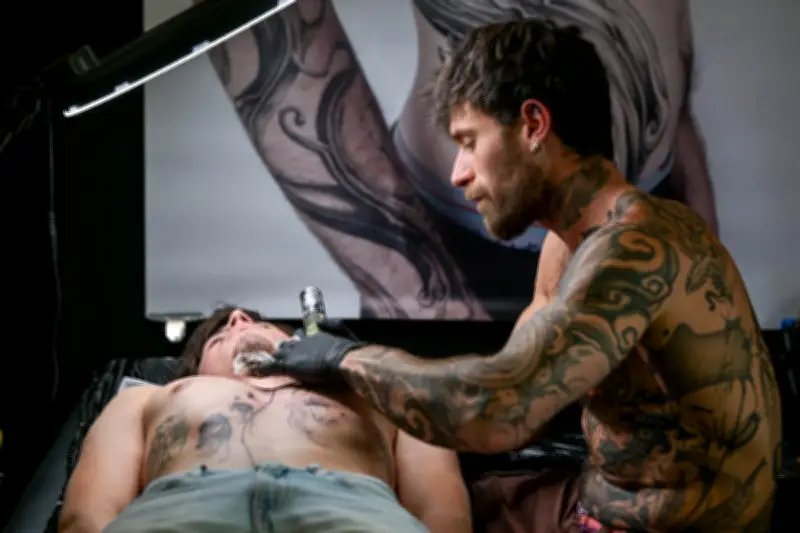 La convention du tatouage à Pau révèle une quête de permanence dans un monde éphémère