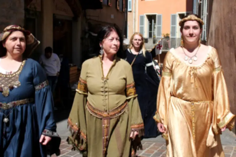 La costumière Laurence Magnanelli transforme les visiteurs de Biot et les Templiers en personnages d'époque