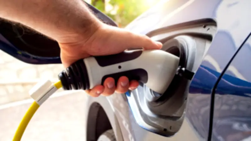 La Cour des comptes critique les aides aux voitures électriques : trop profitables aux ménages aisés