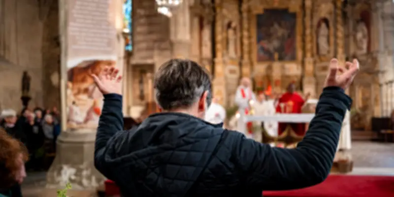 La croissance des baptêmes d'adultes à Pâques révèle une mutation du catholicisme français