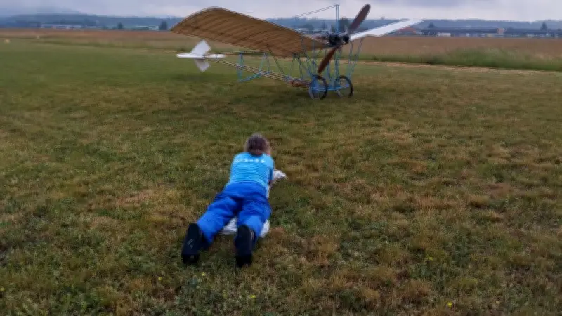La Demoiselle, réplique de 1907, part pour le plus grand meeting aérien du monde