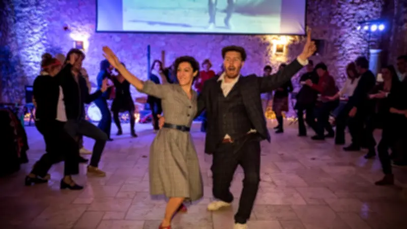 La fièvre du Lindy Hop s'empare du Sonambule : une addiction contagieuse