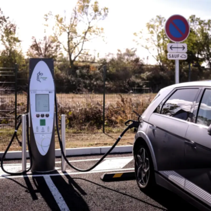 La France vise 5 fois plus de bornes électriques sur autoroutes et nationales d'ici 2035