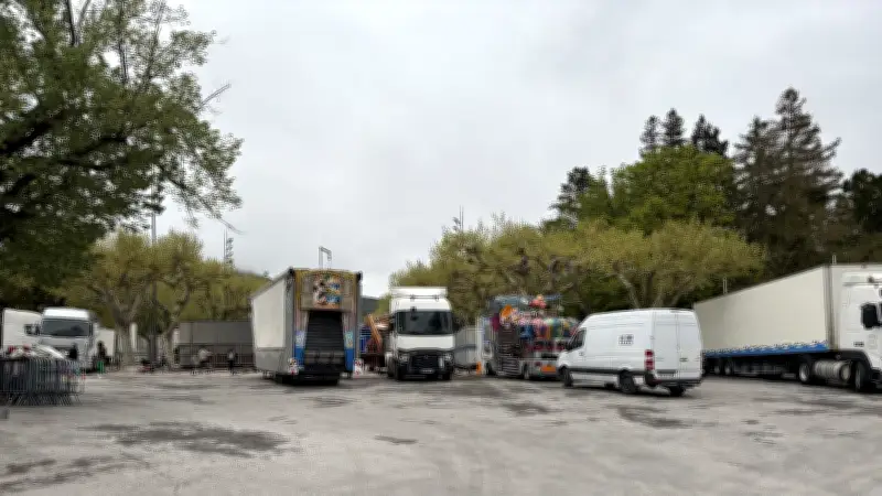 La fête foraine s'installe au parc de la Victoire à Millau pour une saison printanière