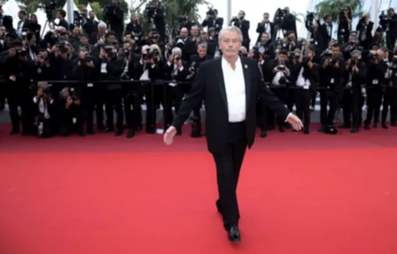 La guerre fratricide des Delon s'intensifie sur Instagram : accusations et révélations