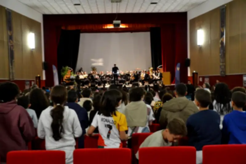 La Musique des forces aériennes de Bordeaux-Mérignac enchante les écoliers avec des concerts pédagogiques