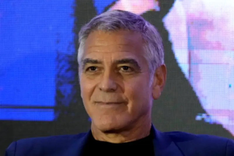 La naturalisation de George Clooney soulève des questions d'équité et de transparence