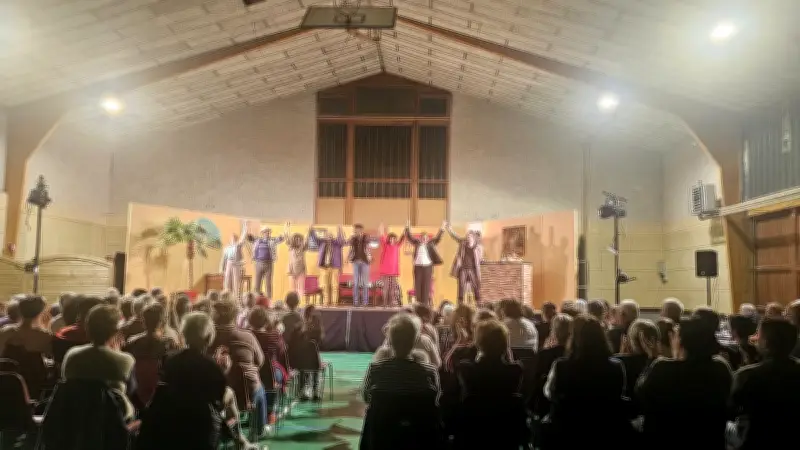 La pièce 'Espèces menacées' triomphe à Saint-Laurent-d'Olt devant une salle comble