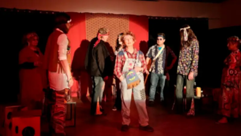 La pièce "Hippies après" revisite l'héritage des années 70 au théâtre de Saint-Clément-de-Rivière