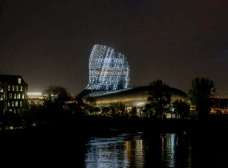 La Poste émet un timbre pour les 10 ans de la Cité du vin de Bordeaux