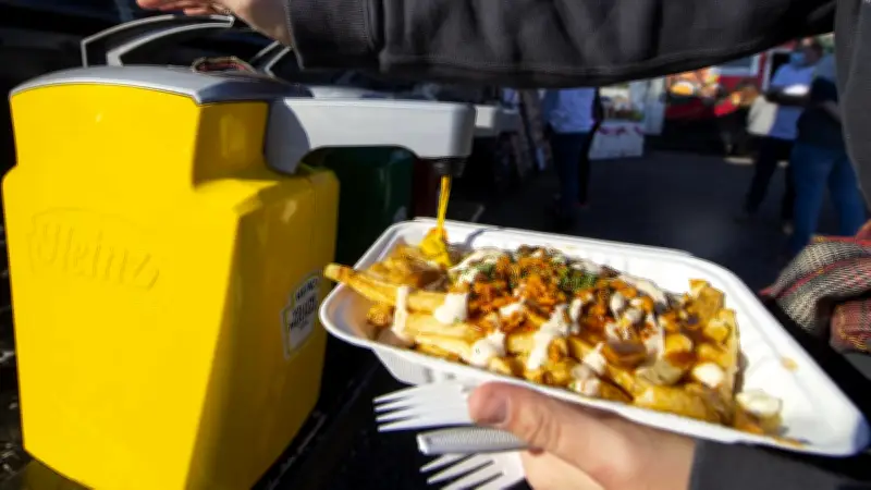 La poutine : nouveau plat national québécois, entre histoire et convivialité
