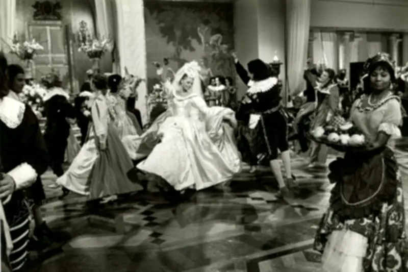 La robe d'Angélique de Michèle Mercier aux enchères à Monaco, un symbole du cinéma français