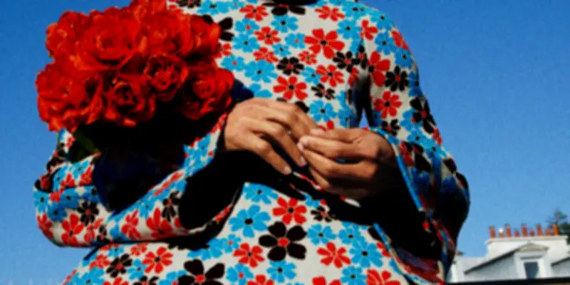 La robe diffuse le pouvoir des fleurs : une saison printanière sous le signe de la nature