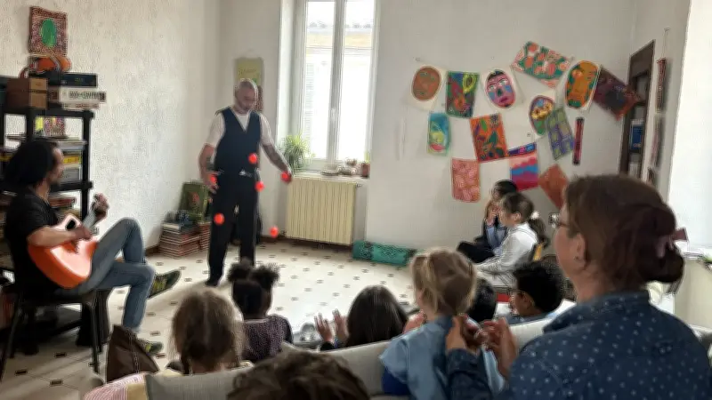 La Rue aux Enfants : un spectacle de jonglage magique à Nîmes