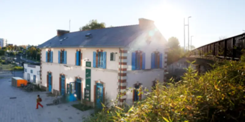 La SNCF transforme ses petites gares en friperies et espaces de coworking