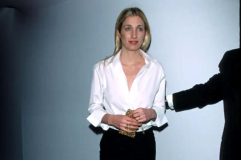 La série 'Love Story' réhabilite le minimalisme chic de Carolyn Bessette-Kennedy