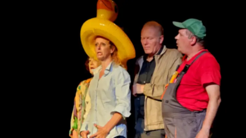 La troupe Les Passants présente Flush, une comédie moderne à Théâtr'O'Pont