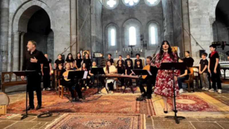 À l'abbaye de Sylvanès, des collégiens font revivre l'amour médiéval avec des artistes