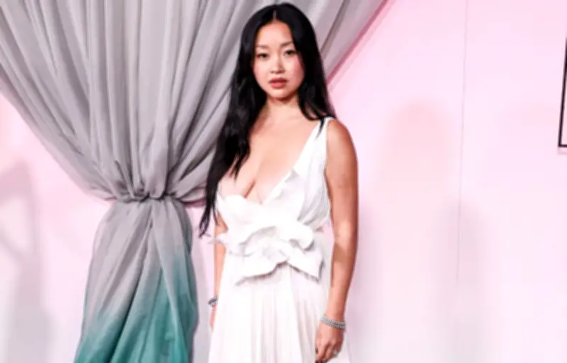 Lana Condor critiquée pour sa poitrine naturelle : le body positivisme encore loin
