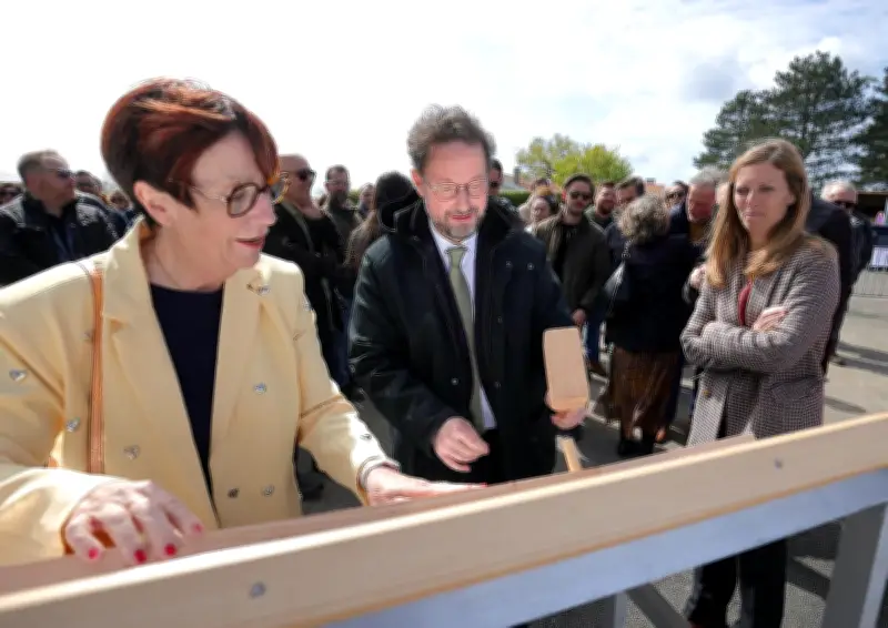 Landes : lancement symbolique du pôle aéronautique des Grands Lacs avec maillet et bois