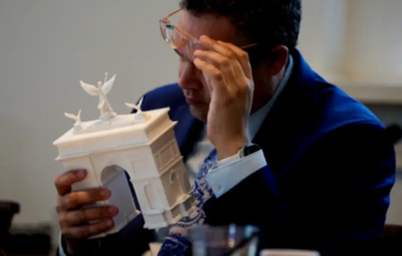 L'Arc de Triomphe américain : un monument démesuré qui interroge la symbolique du pouvoir