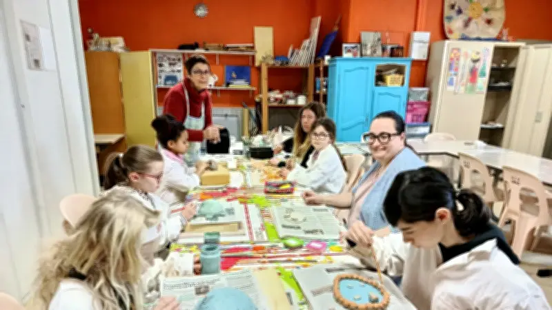 L'Atelier des Couleurs : Les Enfants Sculptent l'Argile avec Passion à Connaux