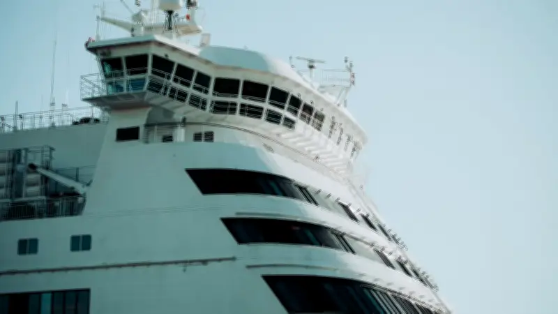 Le bateau de croisière "maudit" s'échoue un mois après un drame