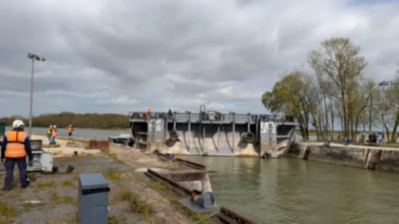 Le bateau-porte de la forme Napoléon III enfin réinstallé après plus d'un an d'entretien