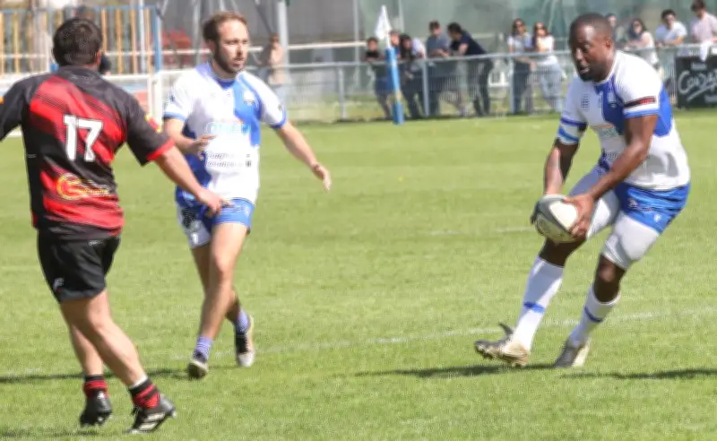 Le Bugue Rugby : victoire et suspense pour les barrages après le départ de l'entraîneur