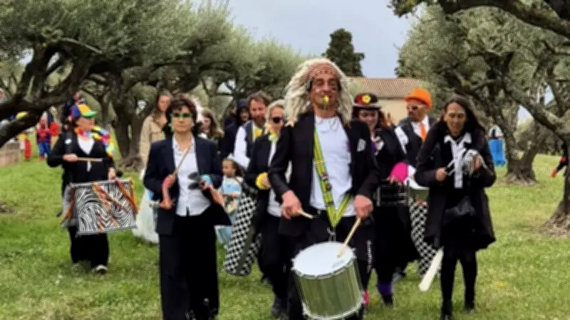 Le carnaval de l'école Abonnés La Batucada triomphe malgré la pluie à Saint-Bénézet