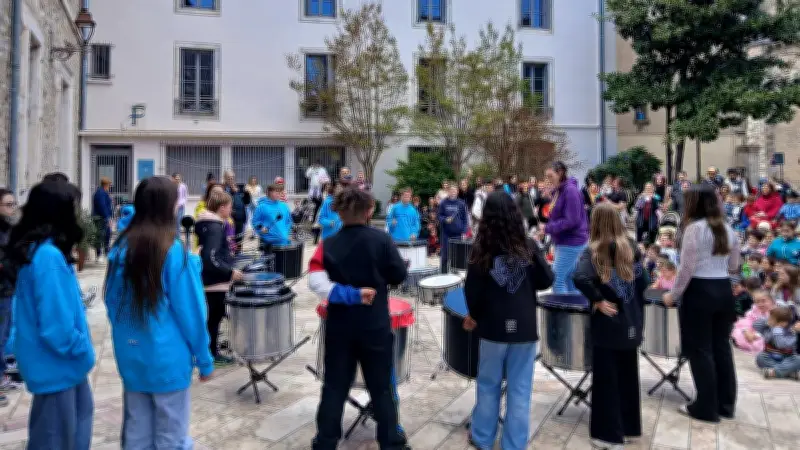 Le carnaval des écoles anime le parvis de la mairie à Saint-Pons-de-Thomières