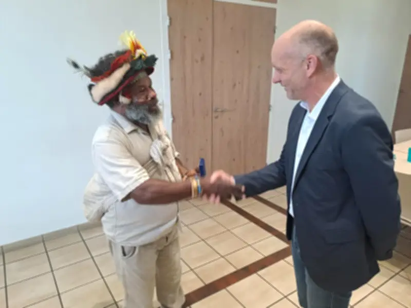 Le chef papou Mundiya Kepanga en visite à Mios pour défendre les forêts